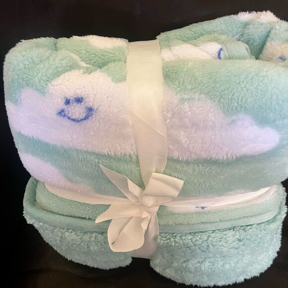 The Big One Kids Happy Cloud Sherpa Throw in Light Turquoise 50" by 60" - Picture 9 of 10